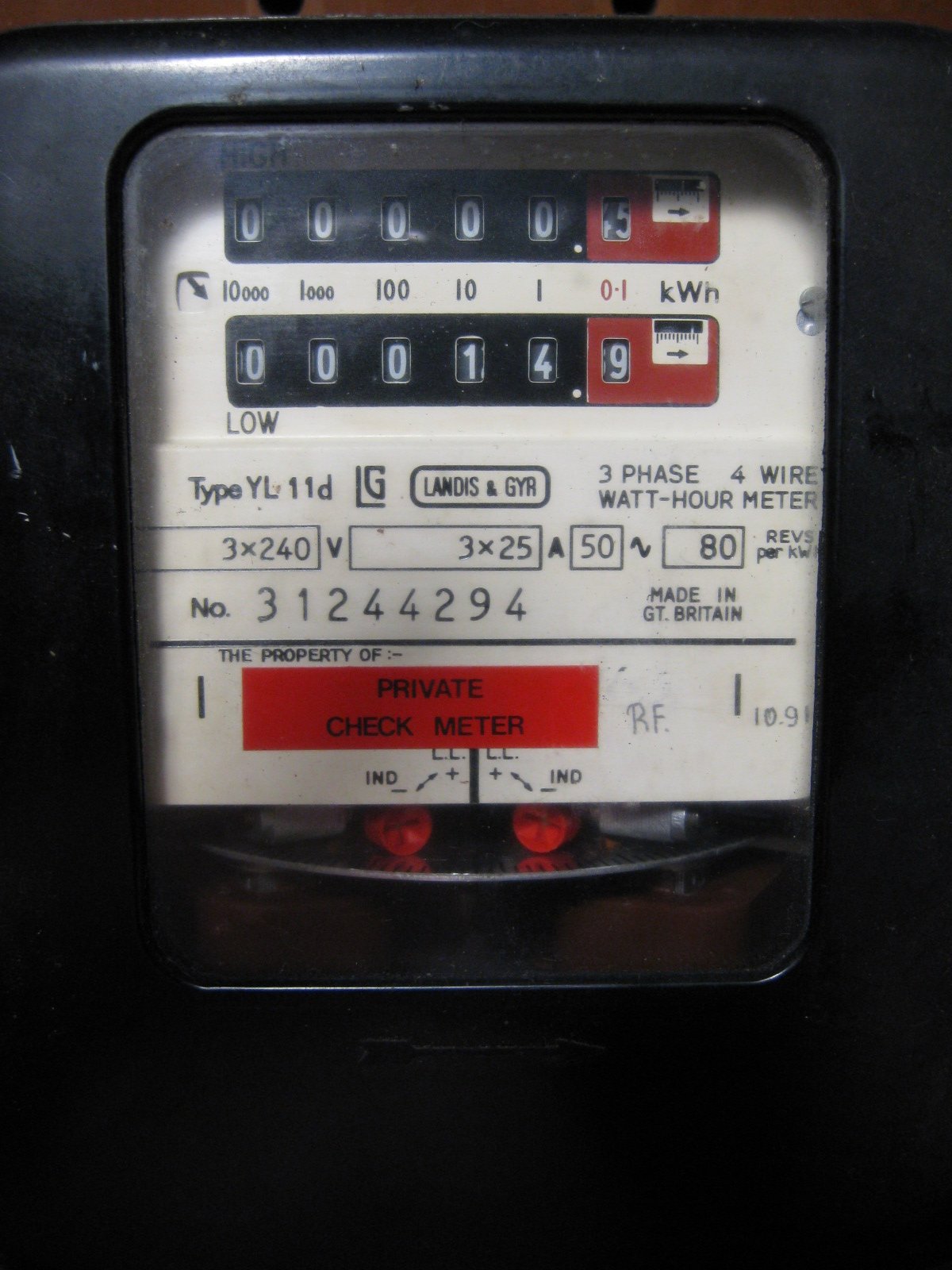 Medidor eléctrico de dos tarifas (horario alto y bajo), mostrando los dos registros de consumo por separado