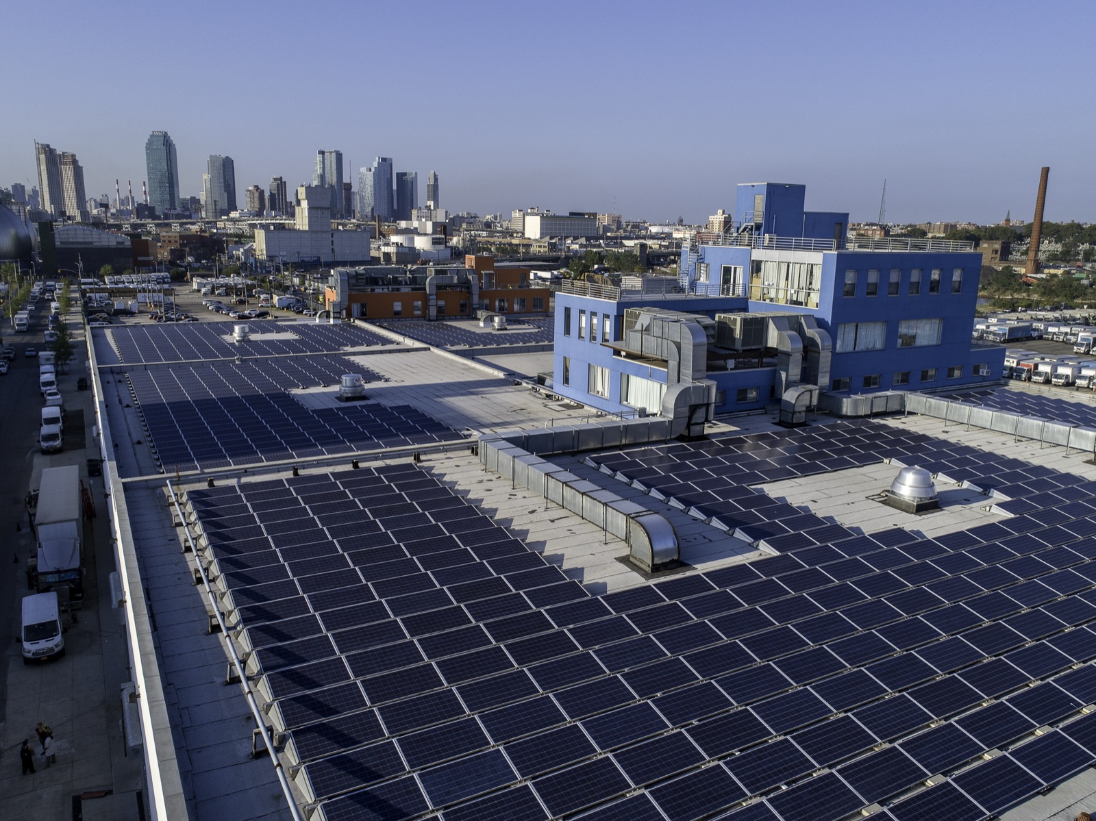 Paneles solares instalados en el techo de un edificio, vista aérea