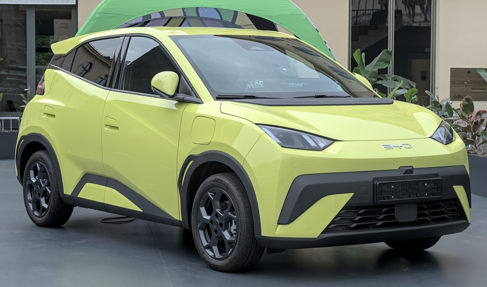 BYD Dolphin Surf amarillo/verde lima, vista frontal tres cuartos, IAA Mobility 2025