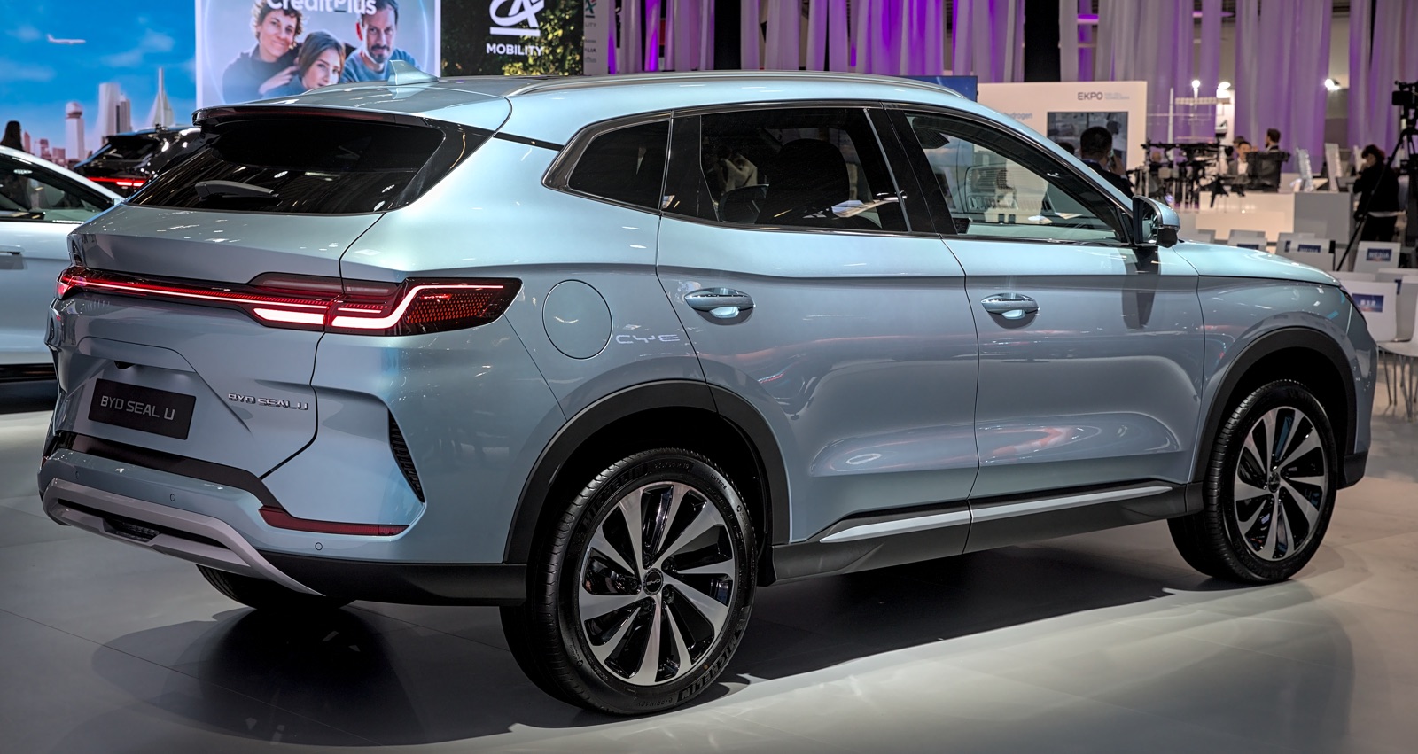 BYD Song Plus (BYD Seal U) celeste, vista trasera tres cuartos, IAA 2023