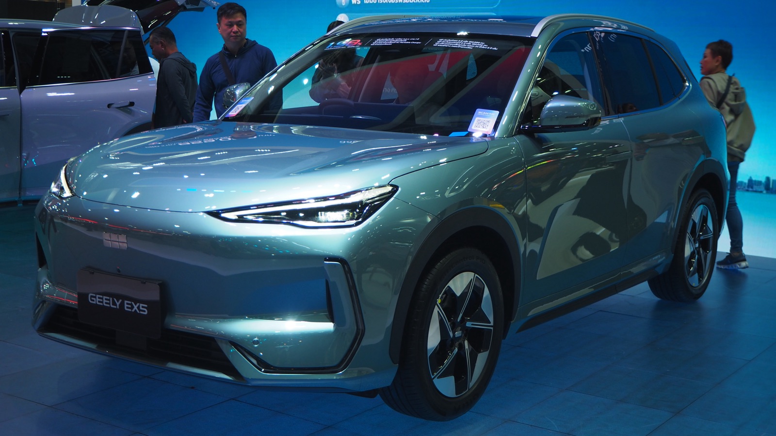 Geely EX5 Max verde grisáceo, vista frontal tres cuartos, exhibición 2024
