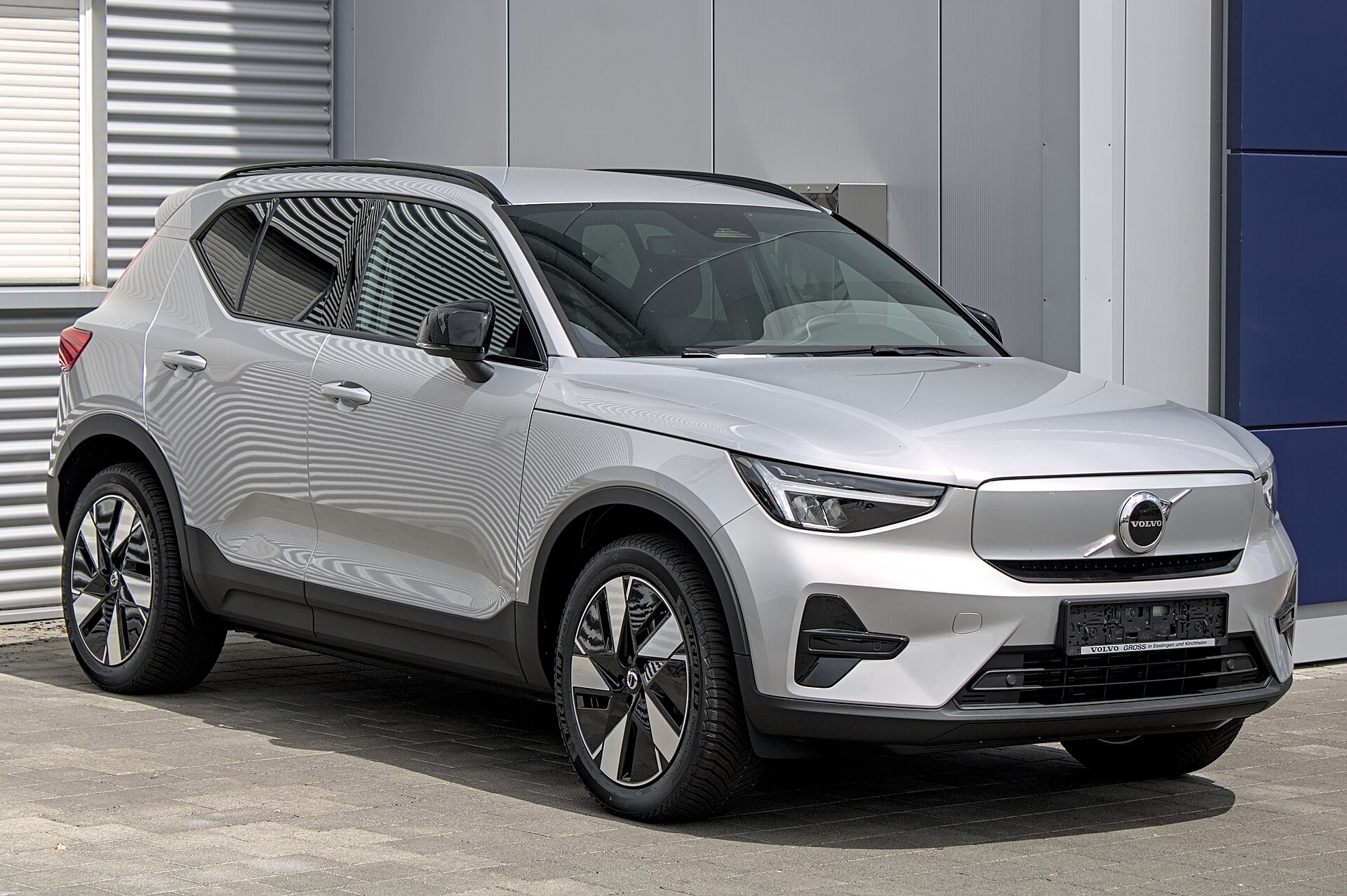 Volvo XC40 Recharge gris plata, vista frontal tres cuartos