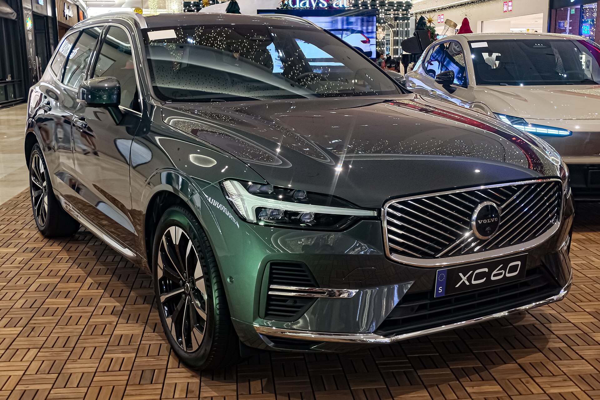 Volvo XC60 Recharge T8 en exhibicion, vista frontal tres cuartos